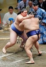 　大の里（左）がはたき込みで高安を下す＝両国国技館