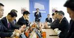 　自民党の氏制度の在り方に関する作業チームの会合であいさつする逢沢一郎座長（中央）＝２月、東京・永田町