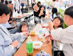 魚介を使ったグルメを堪能する親子＝１９日、境港市相生町