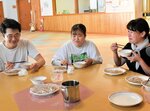 小浜さん（左）の作ったそばを食べながら語り合う参加者＝３日、若桜町吉川の交流施設「寄来屋（よらいや）」
