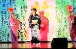ステージで熱唱する出演者
