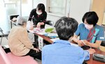 血圧や骨折リスクなど健康チェックをする看護師ら＝１５日、新温泉町二日市の公立浜坂病院