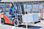 慎重な運転で荷物を運ぶ角さん＝２２日、鳥取市丸山町の県トラック協会