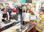 鳥取県内各地の多彩な手仕事作品が並ぶ会場