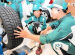 整備士（右）の指導で、タイヤの空気圧を点検する参加児童