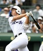　関東第一―東海大相模　７回表関東第一無死、高橋が左越えに先制本塁打を放つ＝甲子園