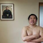 　稽古場の壁に飾られている生前の北の湖親方の写真。土俵に下りると真っ先に手を合わせて一礼する＝２０２４年４月、東京都江東区の山響部屋