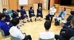 安藤代表理事を囲んでトークセッションする生徒ら＝１３日、江府町洲河崎の奥大山江府学園