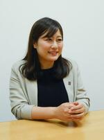 　弁護士に相談できる無料の窓口について説明する損害保険ジャパンの石井美帆さん＝東京都新宿区