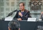 　７日、ソウルで外国メディアと記者会見した韓悳洙前首相（共同）