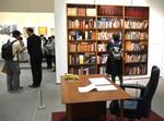 　企画展「堺に生きた山崎豊子のまなざし―愛用品の数々―」の展示風景＝堺市堺区宿院町の「さかい利晶の杜」