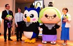 開催中の「虎に翼」展を訪れた「まさこ先生」（右から２番目）と関係者ら＝２１日、東京都千代田区の明治大