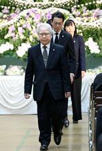 　追悼式で献花した知床観光船沈没事故の被害者弁護団の山田廣代表（手前）＝２３日午後、北海道斜里町