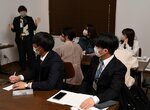 企業担当者（左）の説明に熱心に耳を傾ける学生ら＝９日、鳥取市南吉方３丁目のＬＡＳＳＩＣ