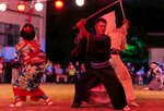 役者になりきって芸踊りを披露する長板芸能保存会のメンバー＝香美町村岡区川会の射添グラウンド（香美町提供）