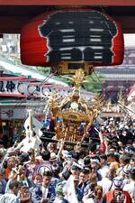 　東京・下町の初夏の風物詩、浅草神社の三社祭で、浅草寺の雷門をくぐるみこし＝１８日午後、東京都台東区