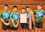 男子で８年ぶり９度目の優勝した社スポーツ少年団（左から清水、浦川、城内、岡本、渡辺）＝鳥取産業体育館