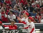 　６回、小園が満塁本塁打を放ち、喜ぶ広島・新井監督（右から２人目）ら＝マツダ