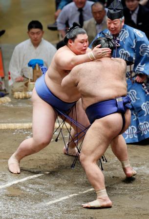　大の里（左）がはたき込みで高安を下す＝両国国技館