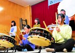 新団員を歓迎して演奏する団員ら