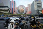 　中国上海市内でバイクに乗る人たち＝２０日（共同）