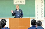 阪神大震災での経験や教訓を語る植田さん＝１５日、新温泉町戸田の美方署