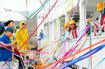 岸壁に集まった同級生や保護者に見送られる実習生たち（右）＝１日、香美町香住区の香住漁港東港