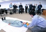 高所墜落事故を想定した頭部保持の手順を学ぶ参加者