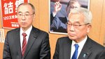 面談を終え、報道陣の取材に応じる斉木氏（右）と園山氏＝１２日、東京・永田町の自民党本部