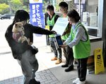 募金呼びかけに応じる買い物客（左）＝２６日、鳥取市古海のカインズモール鳥取