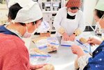 保存袋にみそを詰める参加者ら