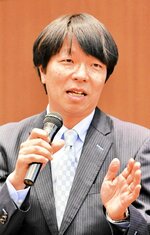 石破政権が直面する課題と今後の動向について話す青山氏＝鳥取県米子市久米町のＡＮＡクラウンプラザホテル米子