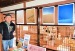 鳥取砂丘の写真パネルと水本さん