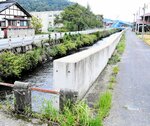 被災後に県がかさ上げした用水路沿いの護岸＝鳥取市河原町渡一木の大井手川