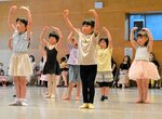 バレエの基本的な動きを教わる子どもたち＝１８日、鳥取市のとりぎん文化会館