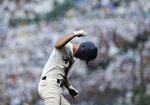 　大社―神村学園　７回表、２点三塁打を放ちガッツポーズする神村学園・岩下＝甲子園