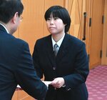 平井知事（左）から認定証を受け取る生徒＝２３日、鳥取県庁