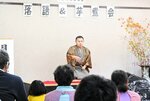 地域住民に落語を披露する月亭太遊さん