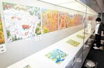 香川さん親子が描いた原画が並ぶ会場＝豊岡市日高町祢布の市立歴史博物館