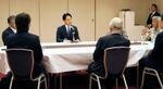 　コメ生産者らとの意見交換会に出席した小泉農相（奥）＝２４日午前、札幌市