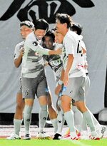 鳥取―福島　ガイナーレは前半４分、先制ゴールを決めた伊川（中央）をチームメートが祝福する＝とうほう・みんなのスタジアム