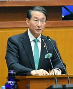 　鳥取県議会で発言する平井伸治知事＝２０日