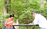 屋外のテラスでテイクアウトのランチを楽しむ利用者＝１０日、香美町村岡区和池のたじま高原植物園