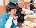 美方大納言小豆を使った給食を食べる児童と生産者＝２６日、香美町村岡区川会の射添小