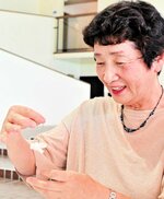 完成した獣頭キーホルダーを手に笑顔の参加者