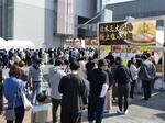 多くの来場者でにぎわう「超グルメフェス」会場＝16日、米子市末広町の米子コンベンションセンター