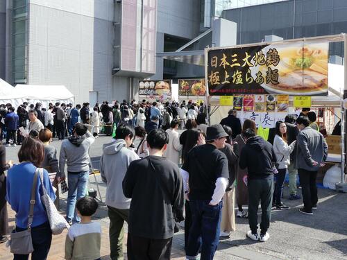 多くの来場者でにぎわう「超グルメフェス」会場＝16日、米子市末広町の米子コンベンションセンター