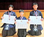 上位入賞を果たした県立武道館の（左から）糸原心温、糸原心絆任、田中悠聖＝鳥取県立武道館