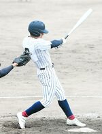 １回戦・立正大淞南―鳥取城北　鳥取城北は六回、先頭高岡が左前打で好機をつくり、１点を返す足掛かりとなる＝松江市営野球場