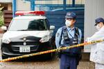 　高齢夫婦の遺体が見つかった愛知県田原市の現場付近に立つ警察官＝１０日午後０時２３分